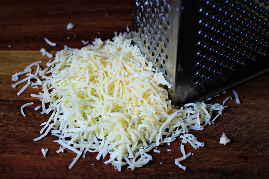 Нарезаем сыр для хачапури