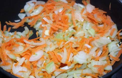 Поджариваем морковку с луком для запеканки
