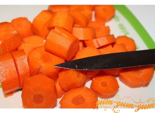 Нарезаем кольцами морковку для ухи