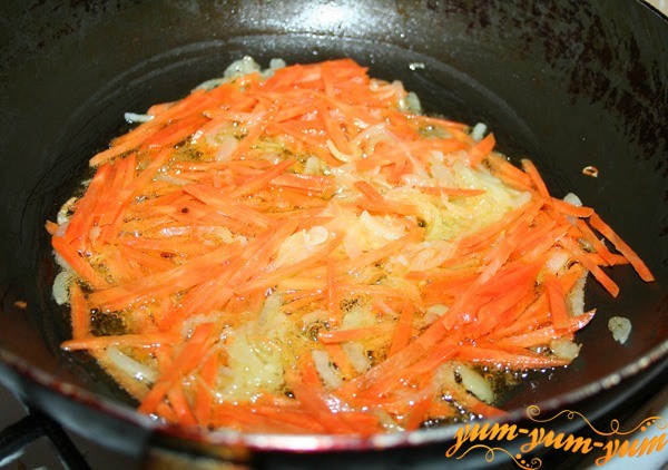 Нарезаем лук и морковку для мясной солянки