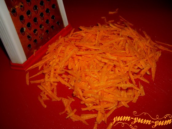 Натираем морковку на крупной терке