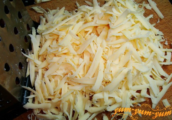 Нарезаем сыр для запеканки с картофелем и фаршем