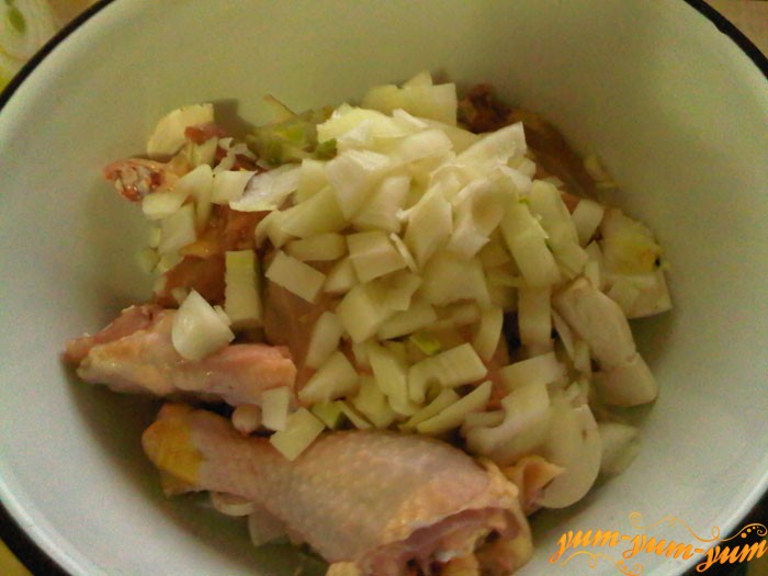 Складываем курицу, грибы, лук и картофель в одну миску