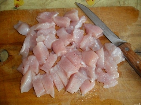 Тонко нарезаем филе рыби