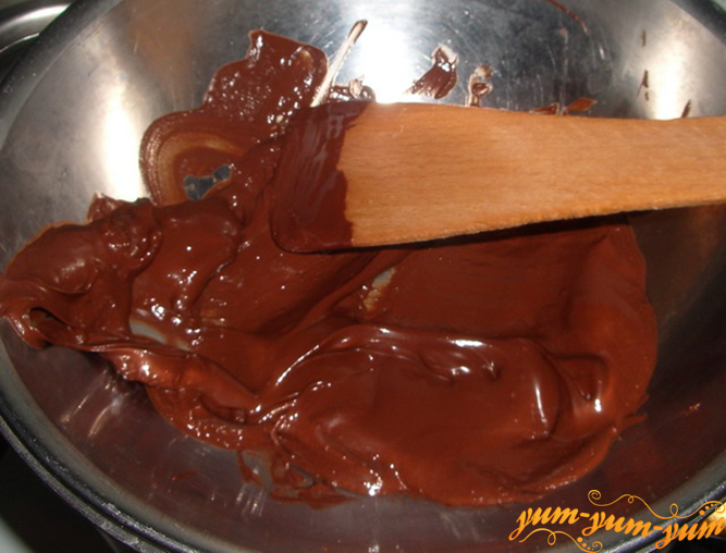 Топим шоколад для десерта из бананов