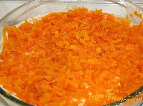 Выкладываем вареную морковку 