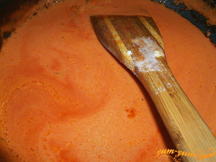 Добавляем томатную пасту и сметану для соуса