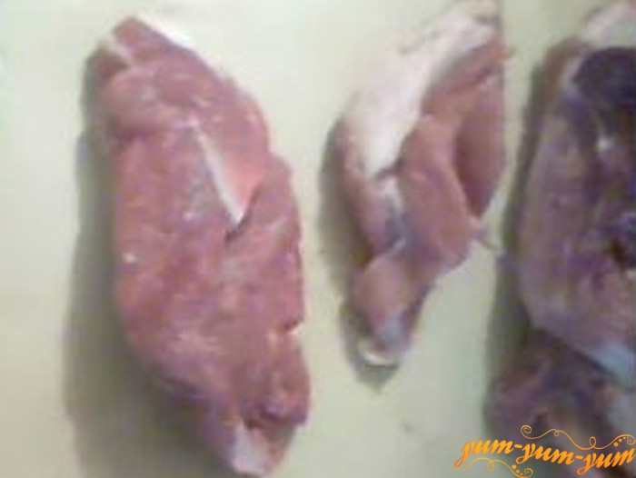 Мясо нарезаем порционными кусочками