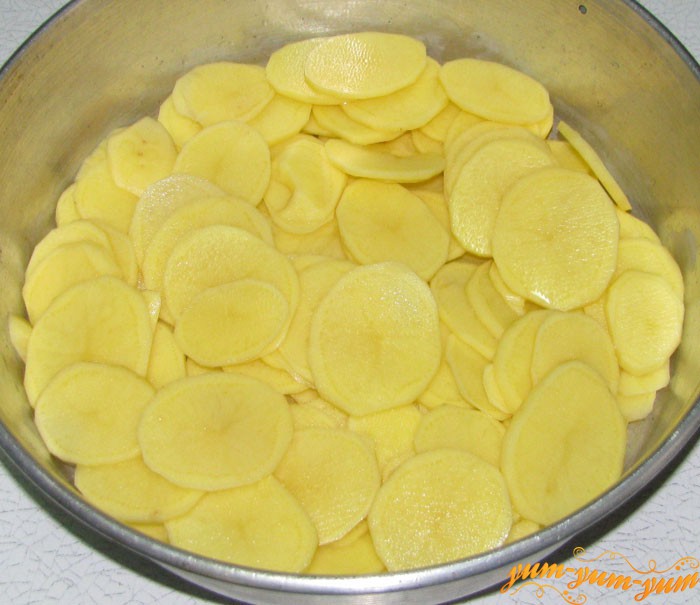 Нарезаем картофель тонкими кусочками