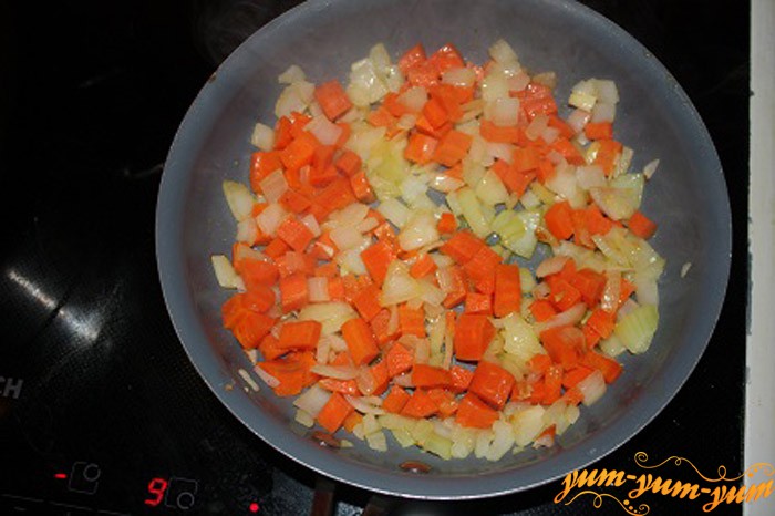 Нарезаем лук и морковку кубиками