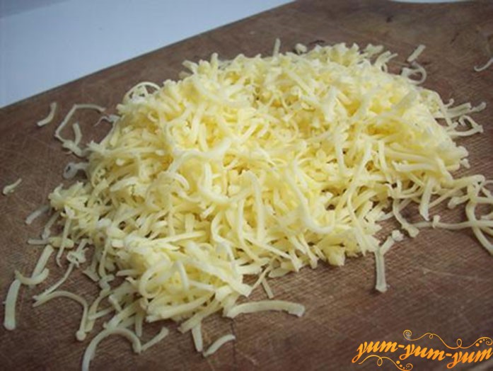 Нарезаем сыр на крупной терке