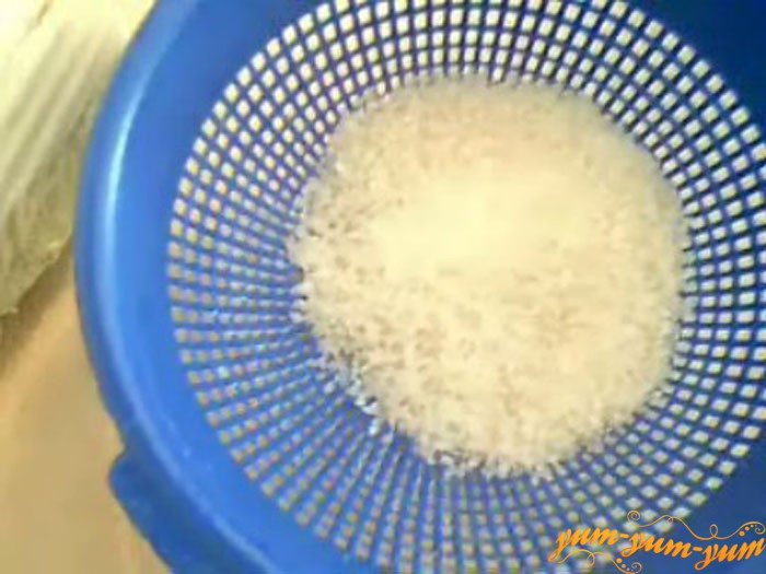 Промываем рис в холодной воде