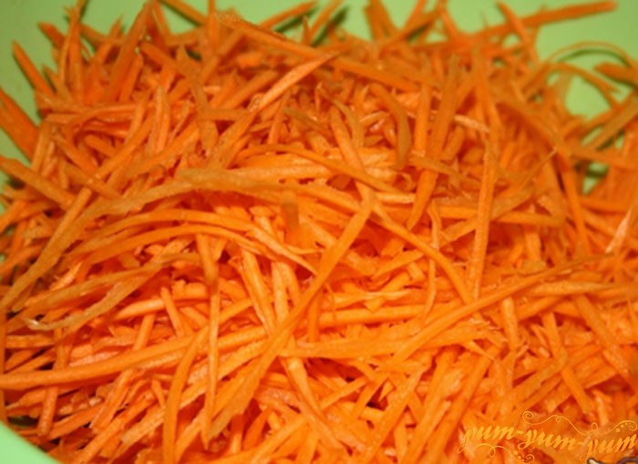 Моем, чистим и нарезаем морковь на специальной терке