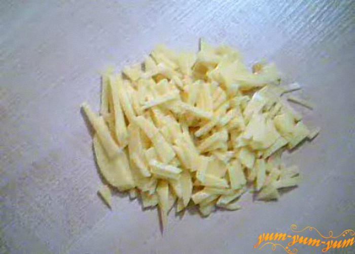 режем картофель мелкой соломкой