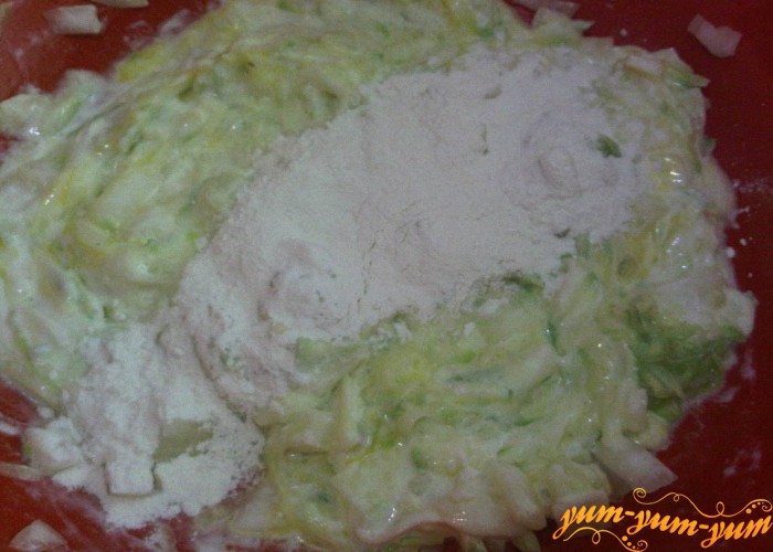 добавим муку и соль в тесто для оладьев