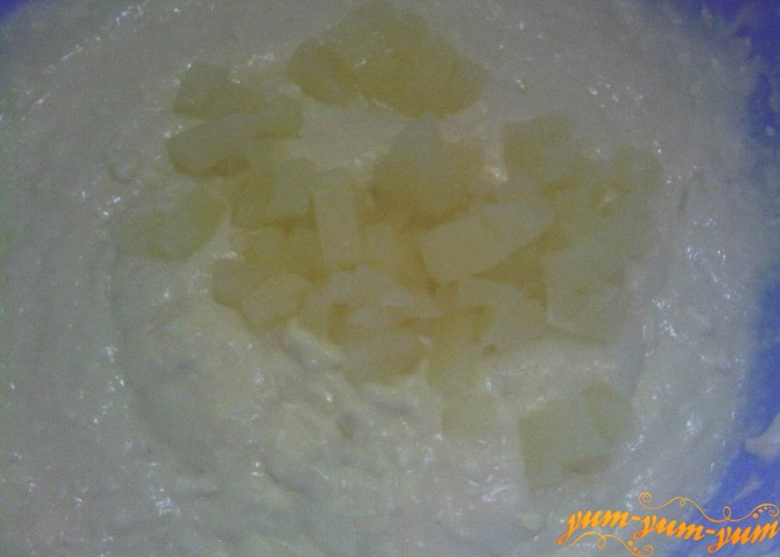 в тесто для кексов добавляем ананасы