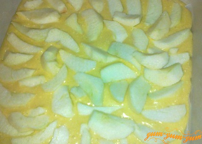 добавляем яблоки в тесто