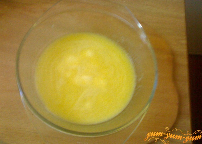 яйца смешать с маргарином для кекса к чаю