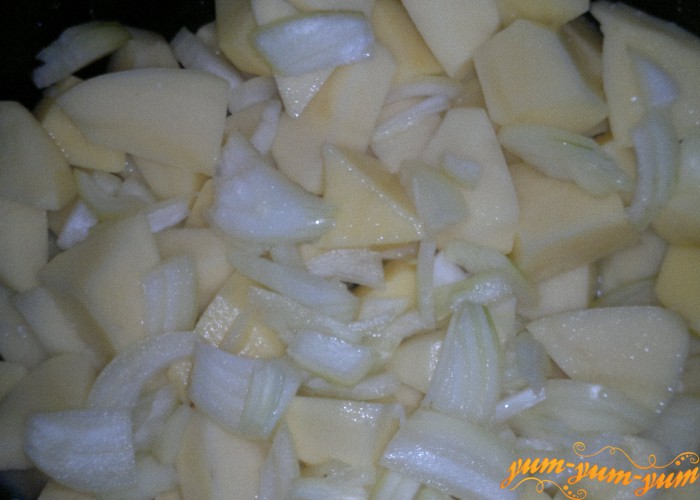 Очистить картофель и добавить лук