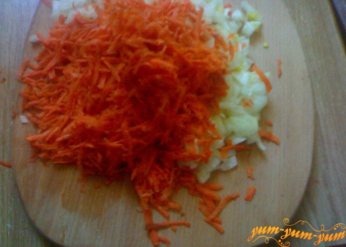 Нарежем лук и морковь для зеленого борща