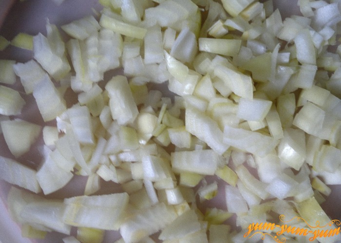 Чистим и режем лук для тушеного картофеля