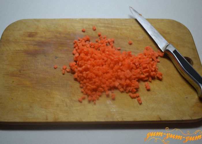 Подготавливаем морковь для супа