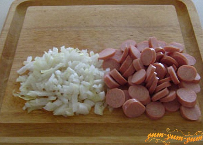 лук и колбасу режем для омлета