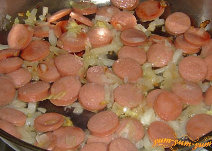 обжарить колбасу с луком для омлета