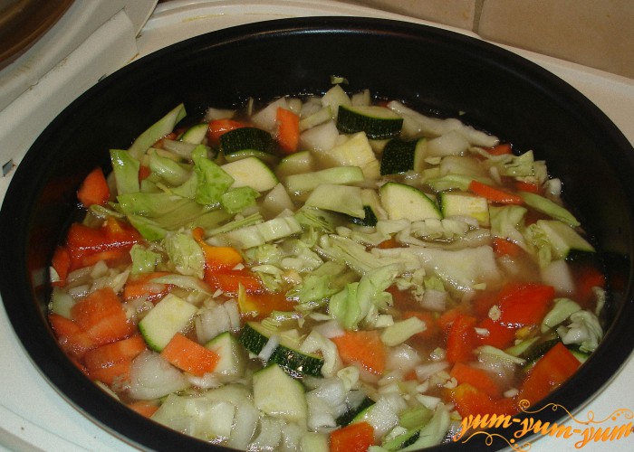 овощи заливаем бульоном для лагмана с мясом