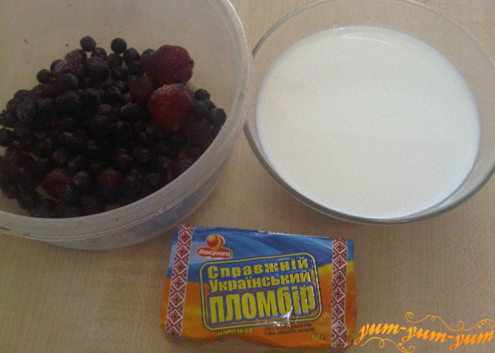 замороженные ягоды, молоко и пломбир