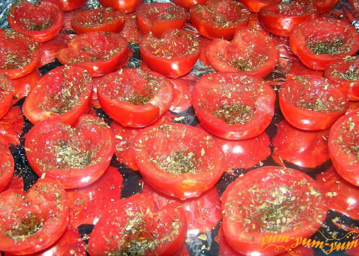 Посыпаем помидоры специями