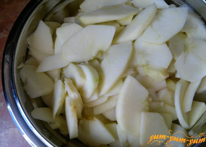 Режем тонкими ломтиками яблоки для пирога