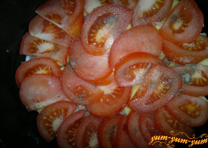 режем помидоры для запеканки с картофелем и курицей