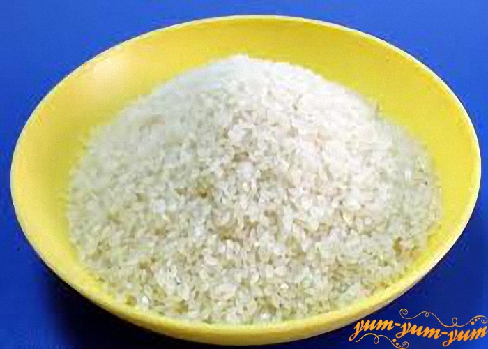 Подготавливаем рис для молочной каши