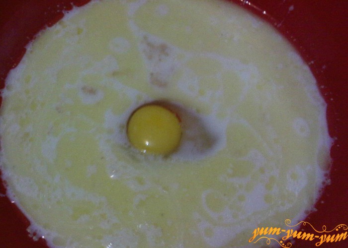 в молоко добавляем масло, яйцо и дрожжи