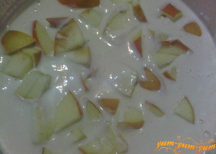 в тесто положить яблоки для пудинга