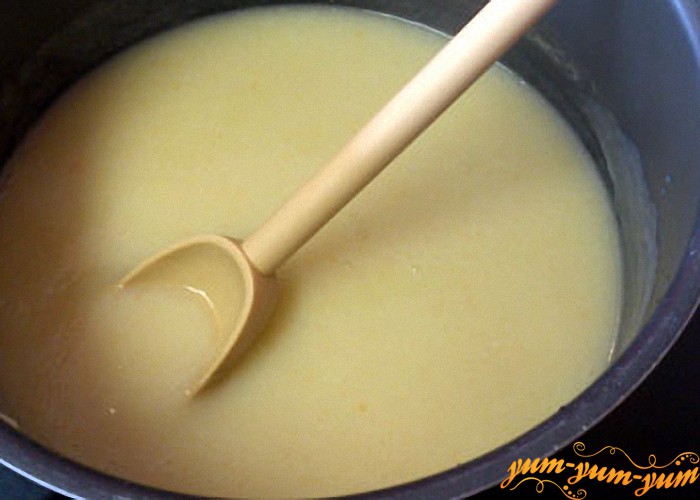 взбить сливки и яйцо для суп с цветной капустой и пореем