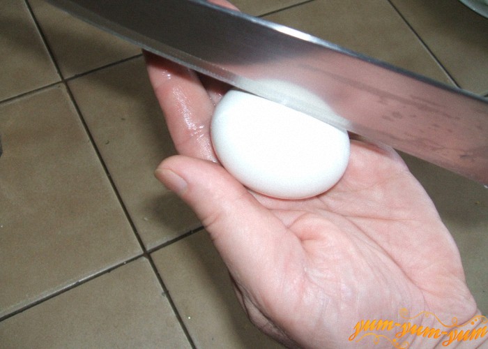 аккуратно разрезаем яйца