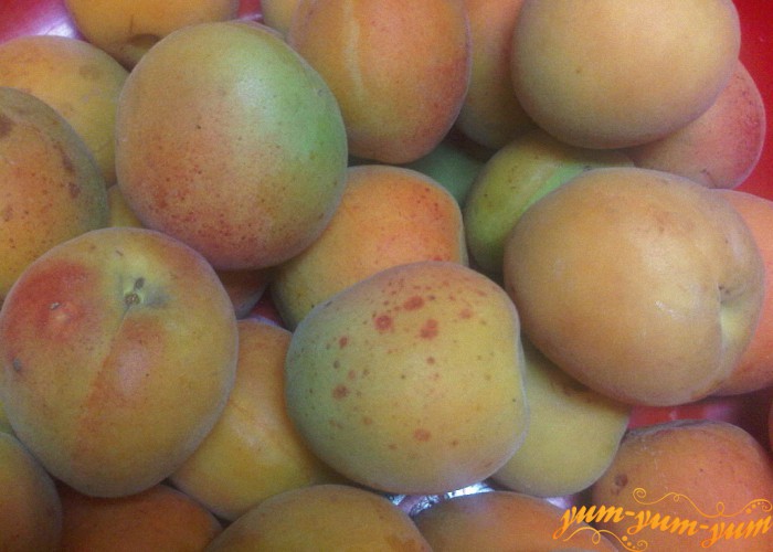 берем абрикосы средней спелости