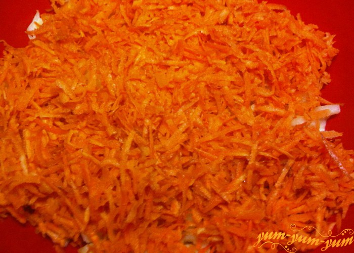 добавляем тертую морковь