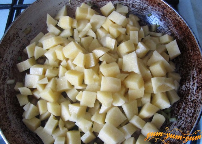 картофель режем кубиками
