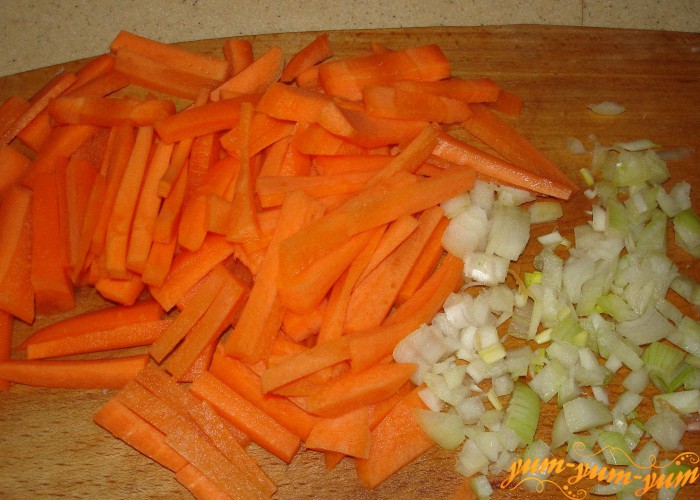 нарезать морковь и лук для плова