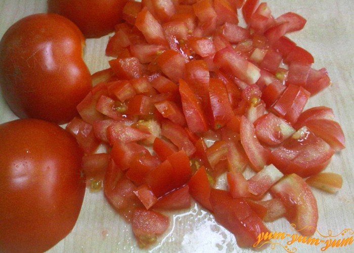 режем помидоры мелко