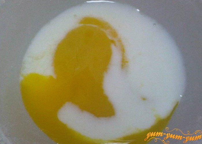 смешиваем желтки с яйцом