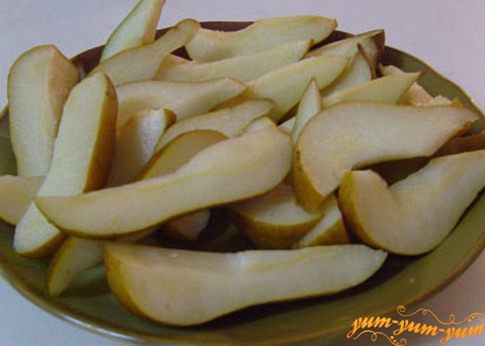 спелые груши или яблоки режем на дольки