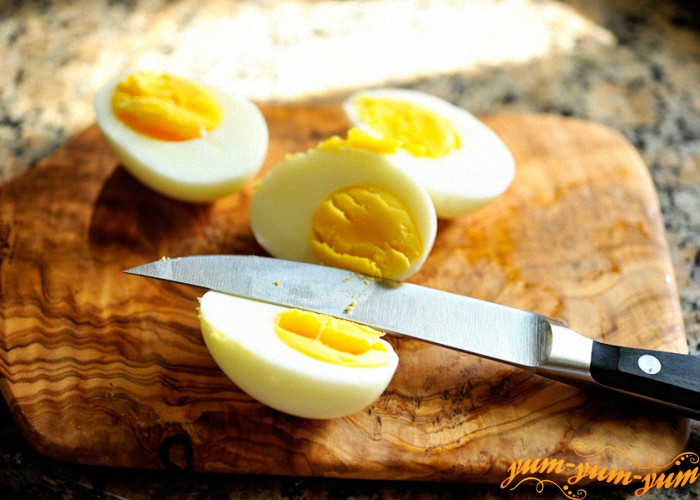 яйца режем пополам