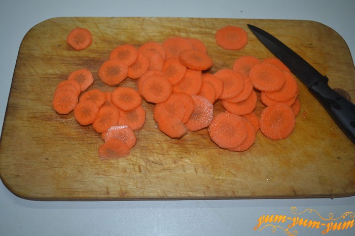 Кольцами нарезаем морковь