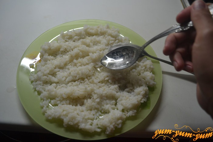 Смазываем рис рисовым уксусом
