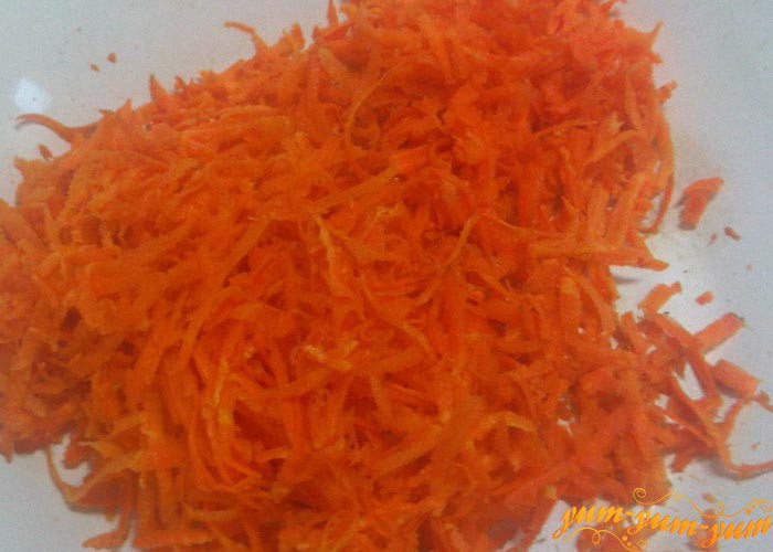 Морковь режем мелко