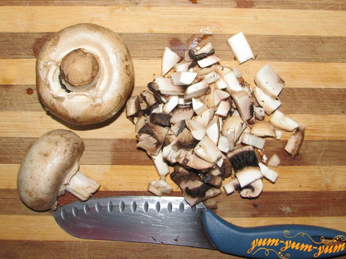 Нарезаем грибы кубиками для омлета